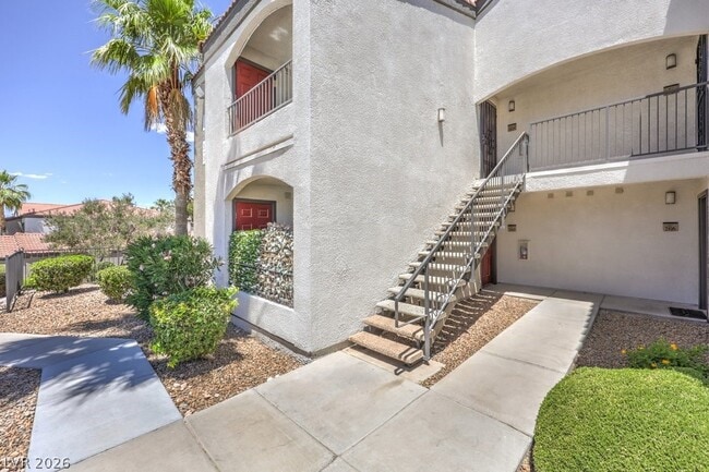 Building Photo - 950 Seven Hills Dr