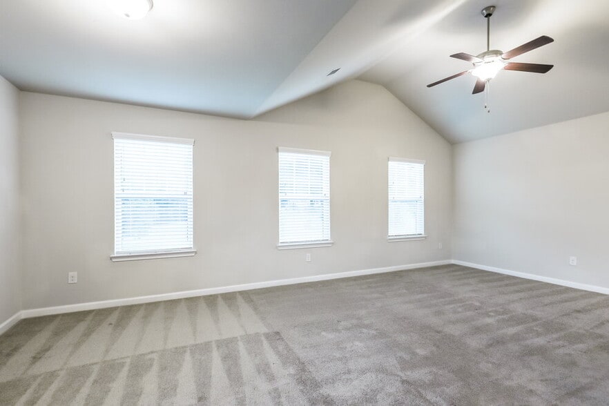 Building Photo - 4 Elm St