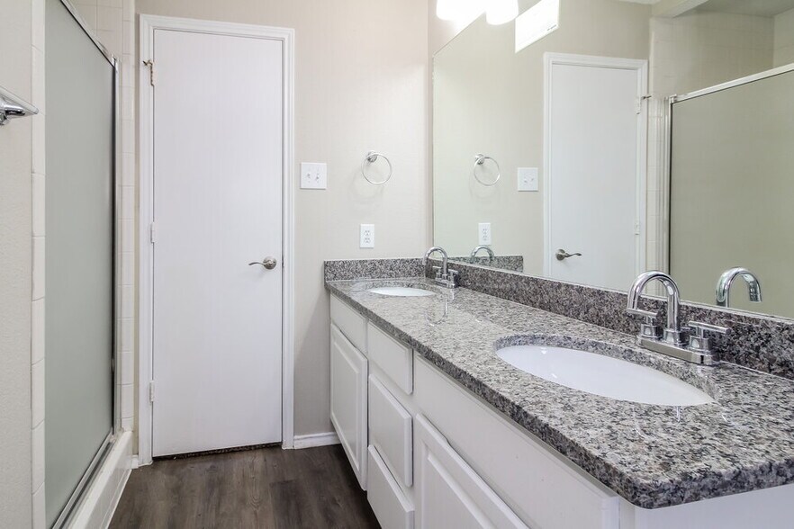 Building Photo - 900 Vicksburg Ln