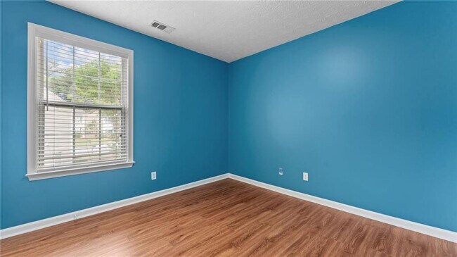 Building Photo - 450 Manor Glen Dr