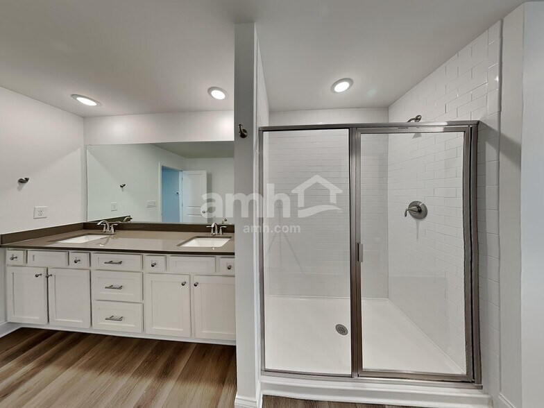 Building Photo - 807 Lantern Ml Cir