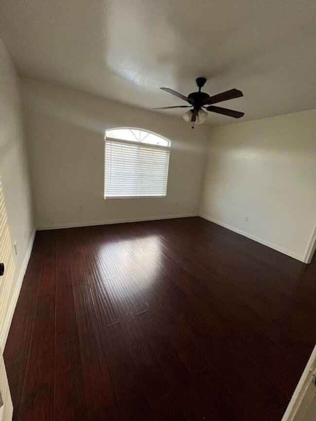 Building Photo - 725 L St