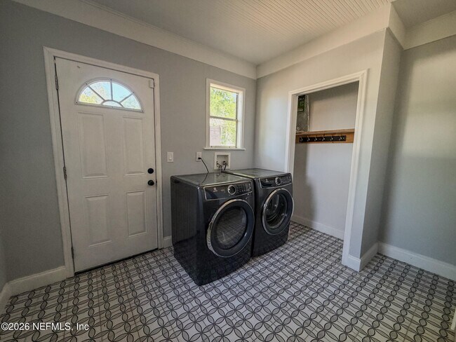 Building Photo - 2047 N Market St