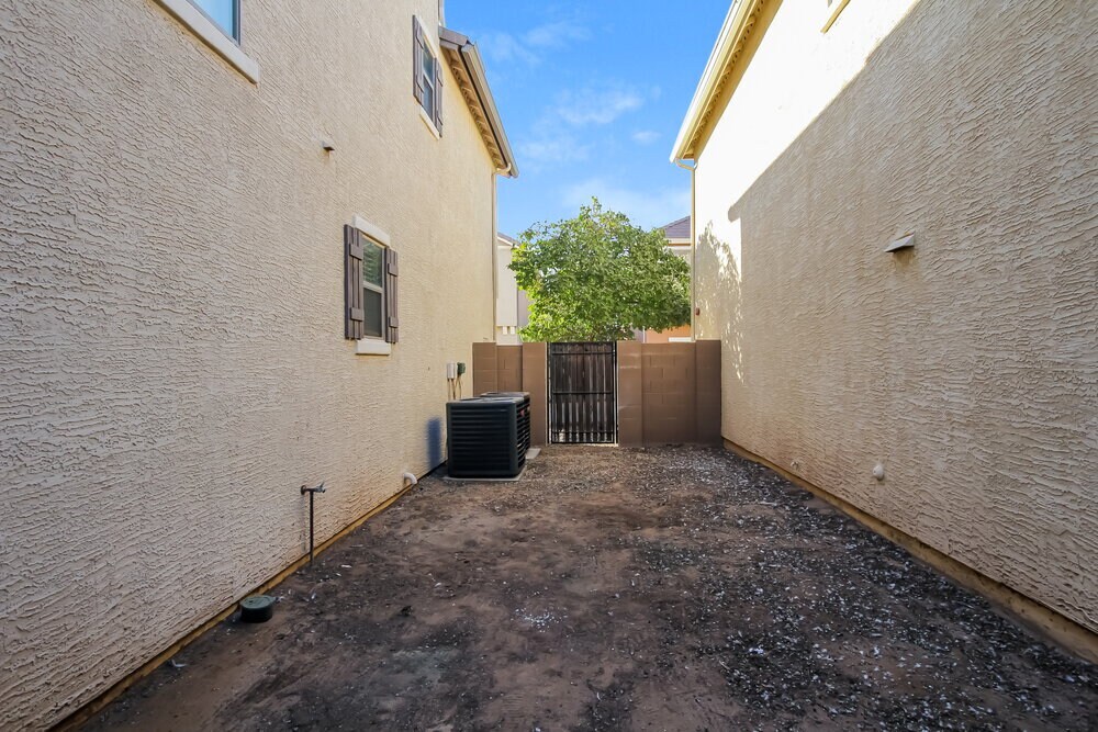 Building Photo - 912 E Brooke Pl