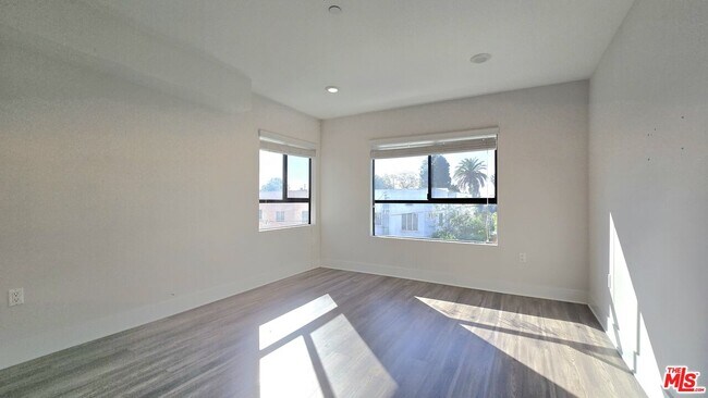 Building Photo - 5030 Rosewood Ave