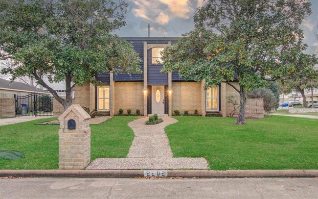 Building Photo - 2202 Briarview Dr