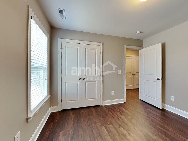 Building Photo - 1405 Yellow Wood Dr