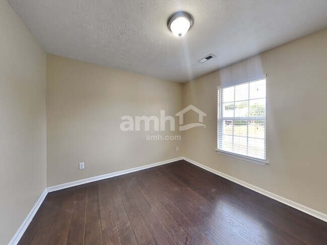 Building Photo - 586 Hollerman Ln