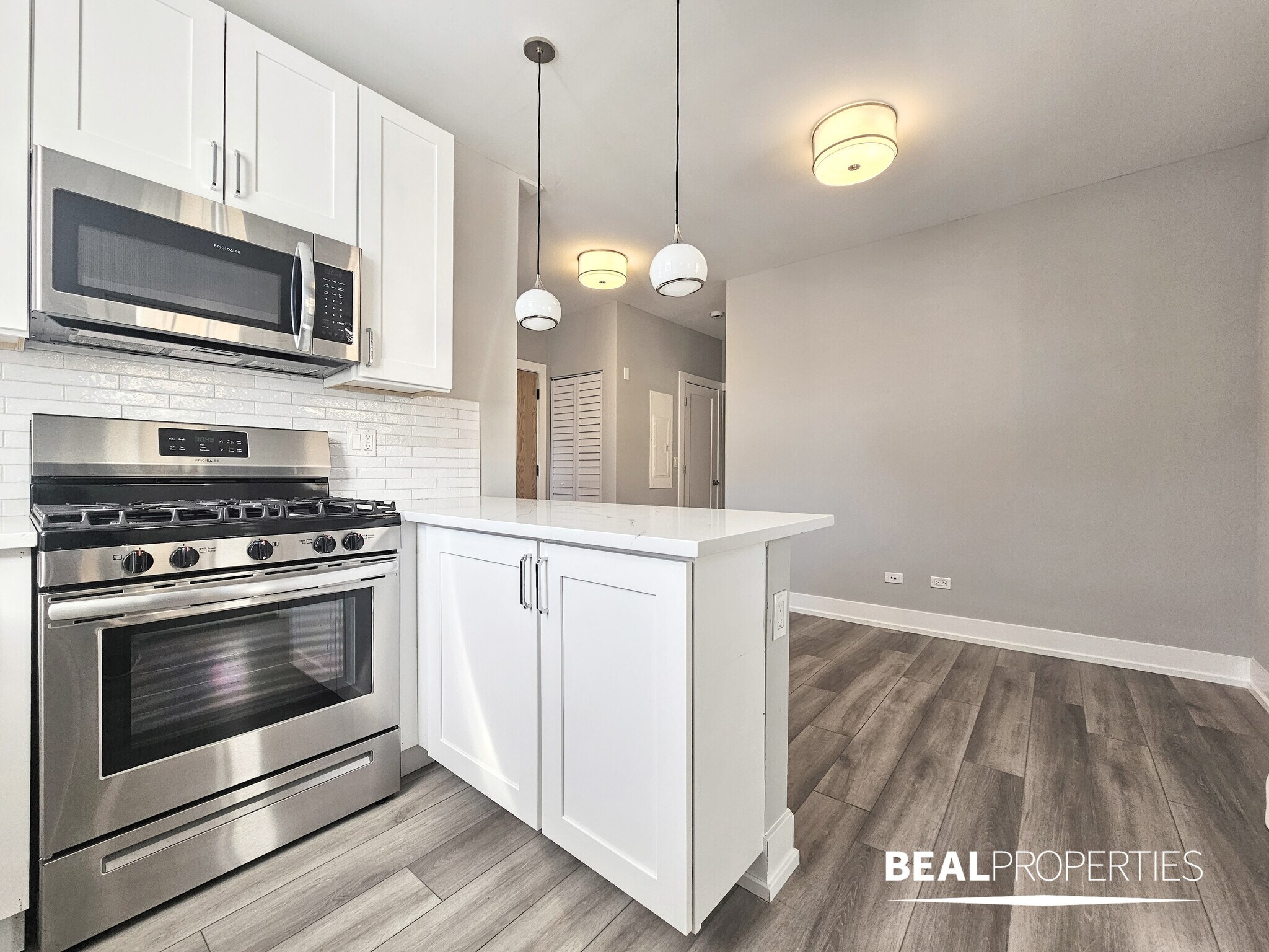 Building Photo - 3935 N Janssen Ave