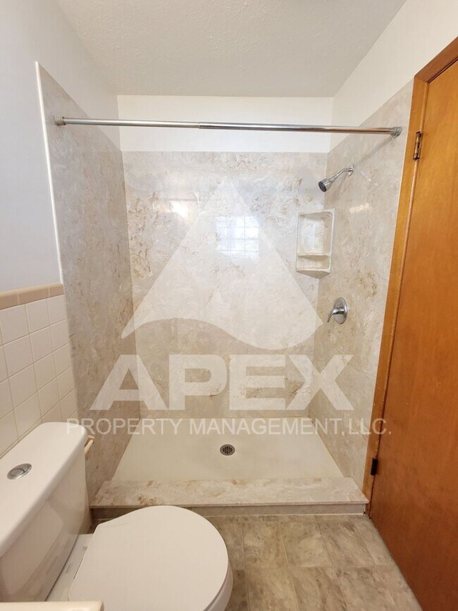 Building Photo - Spacious Ground Floor 1 Bd - 1Ba Apartment in Fountain City! W/D Hookup!