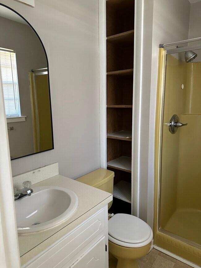 Building Photo - 2211 Shannondoah Dr