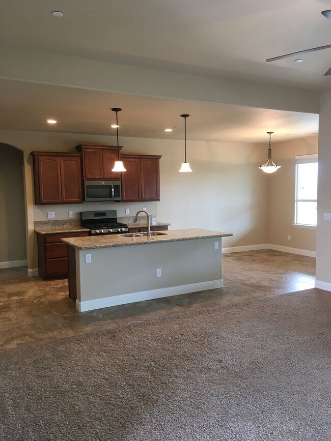 Building Photo - Beautiful Shasta Lake home with Landscapin...