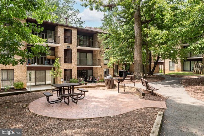 Building Photo - 2045 Royal Fern Ct