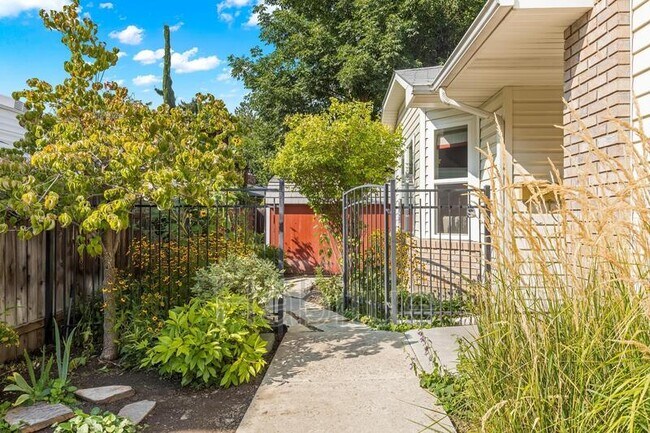 Building Photo - 2160 Dora Ln