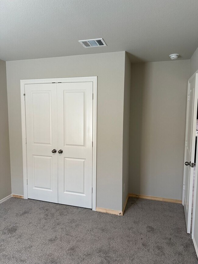 Building Photo - Navasota - 3 bedrooms / 2 bath / 2 car garage with fenced in yard.