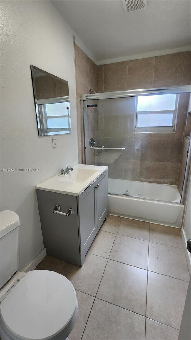 Building Photo - 1726 SW 25th Ave