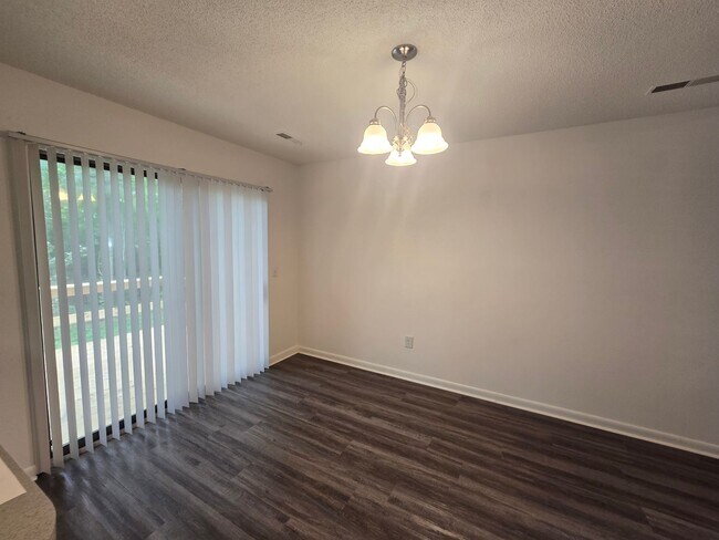 Building Photo - Charming and Spacious Home