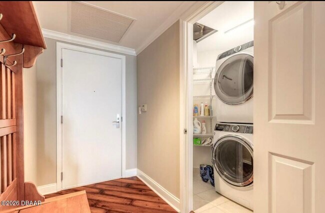 Building Photo - 231 Riverside Dr