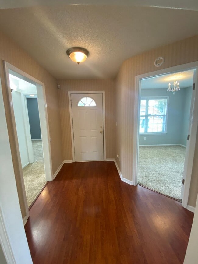 Building Photo - 306 Strawbridge Ln