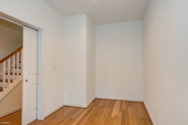 Building Photo - 4 br, 3.5 bath House - 866 Estes St