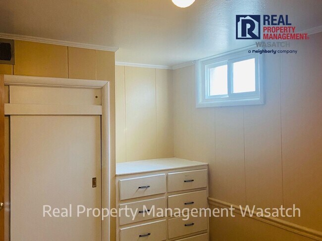 Building Photo - SUPER CUTE SINGLE FAMILY HOME IN MILLCREEK!!!