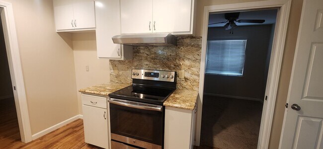 Building Photo - Beautifully Updated 3 Bedroom 2 Bathroom Home in the Highly Desirable S. Land park Neighborhood