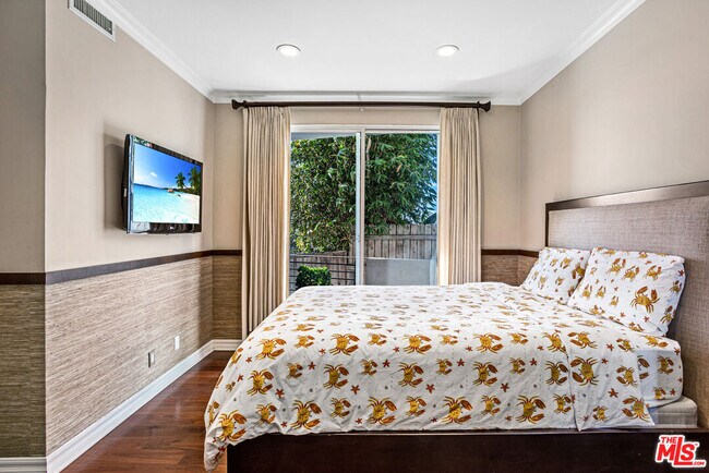 Building Photo - 318 26th St