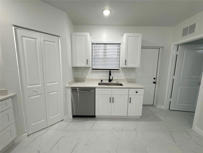Building Photo - 1775 Glenway Ct