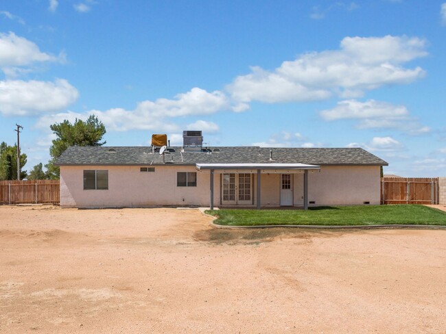 Building Photo - Home Available in Apple Valley!