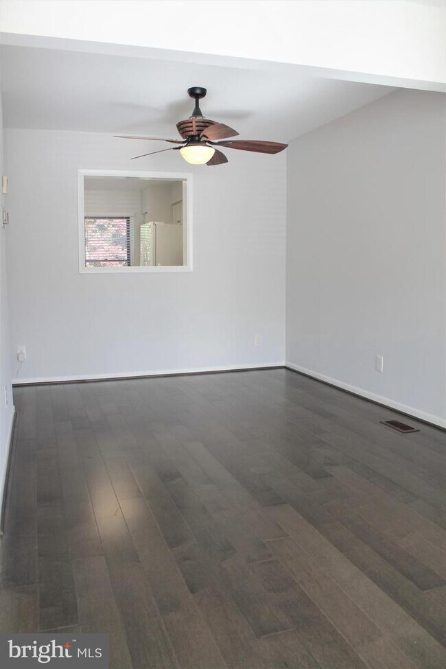 Building Photo - 27 Tudor Ct