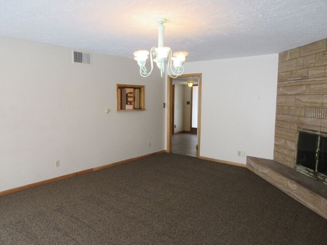 Building Photo - **Move-In Discount** Spacious single level home with a retro feel - you must see!