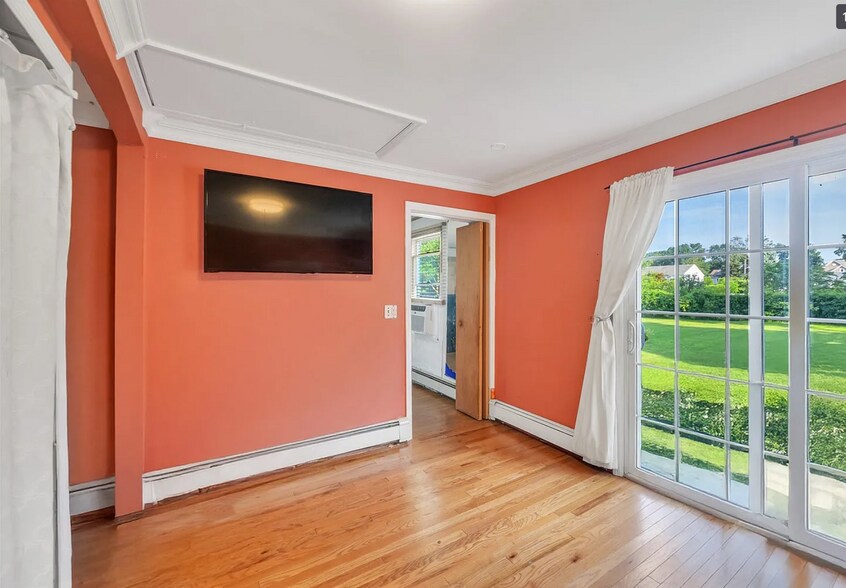 small room - 25 E 13th St