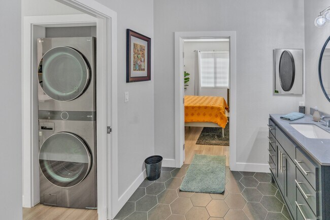 Building Photo - 433 E Tamarack Ave