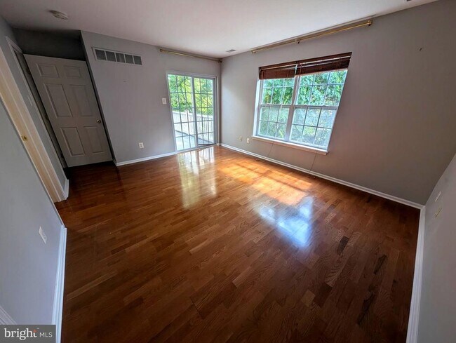 Building Photo - 204 River Birch Cir