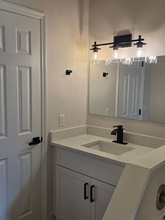 Building Photo - FOR RENT!!! SIMPLY STUNNING (REMODELED) 3 BEDROOM 2 BATH SINGLE FAMILY HOME...