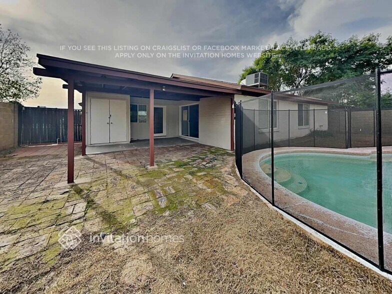 Building Photo - 5552 W Carol Ave