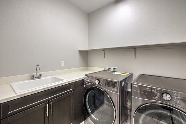 Building Photo - 1028 Via Corto St