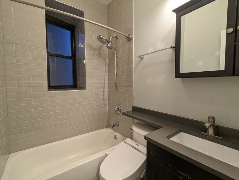 Building Photo - 625 W Oakdale Ave