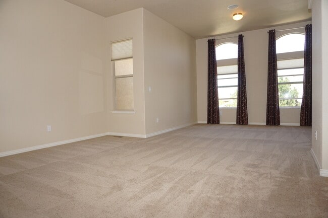 Building Photo - LUXURY PATIO HOME IN DISTRICT 20 SHOWING B...