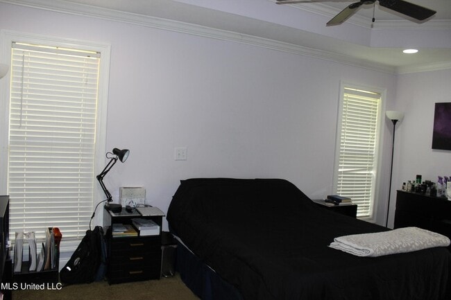 Building Photo - 900 Clubhouse Dr