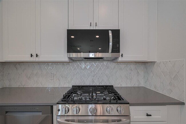 Building Photo - 1352 W 24th St