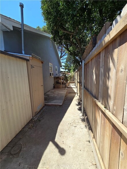 Building Photo - 412 N Cherry Ave