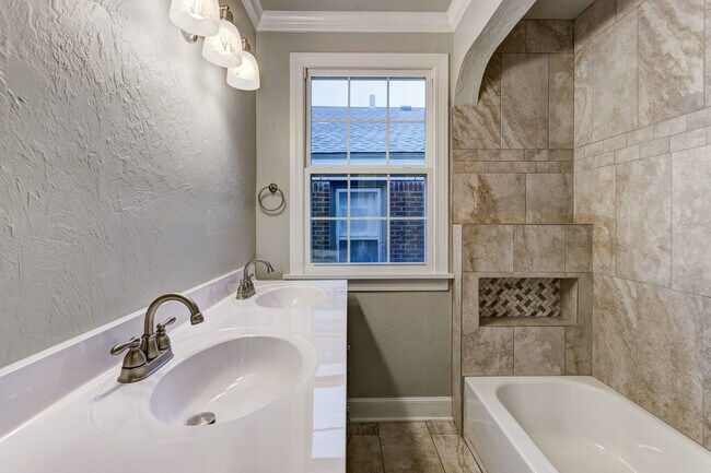 Building Photo - Charming 3-bedroom, 1-bathroom house - Available now!