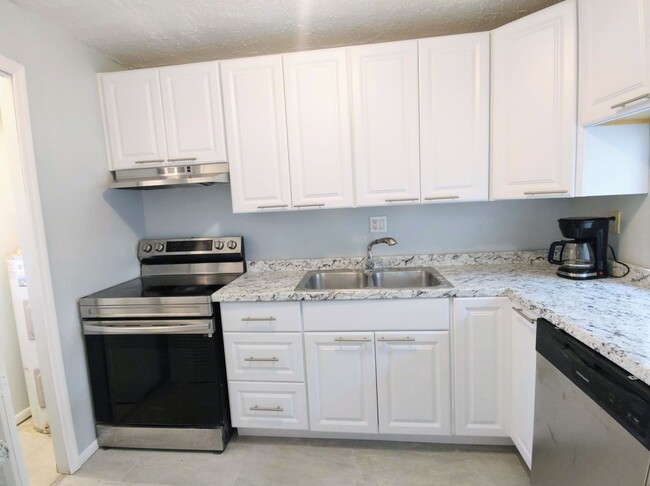 Building Photo - Renovated 2 Bed, 2 Bath Gem in Versailles ...