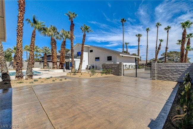 Building Photo - 2685 S Tenaya Way