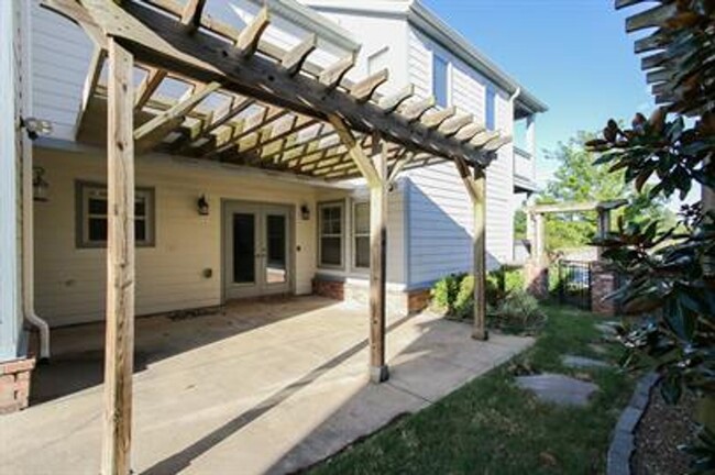 Building Photo - Beautiful 3 bed/3 bath in Fayetteville.