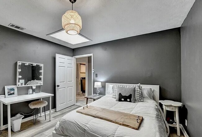 Building Photo - 561 Russell Rd