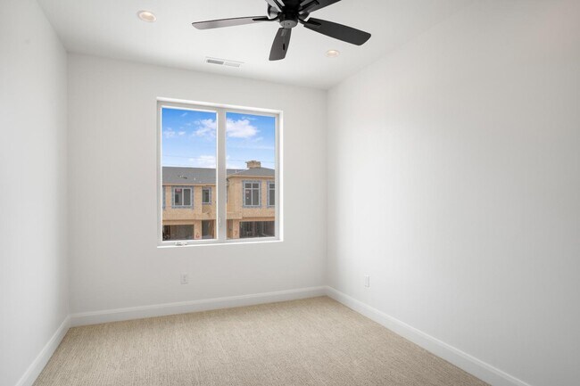 Building Photo - 1008 Manen St