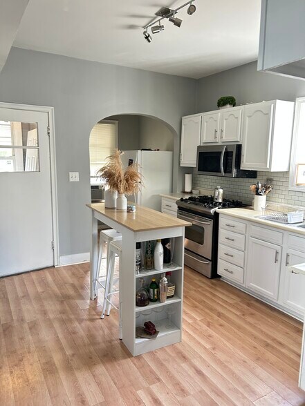 Kitchen - 8213 S Houston Ave