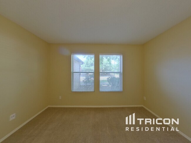 Building Photo - 537 Linacre Dr